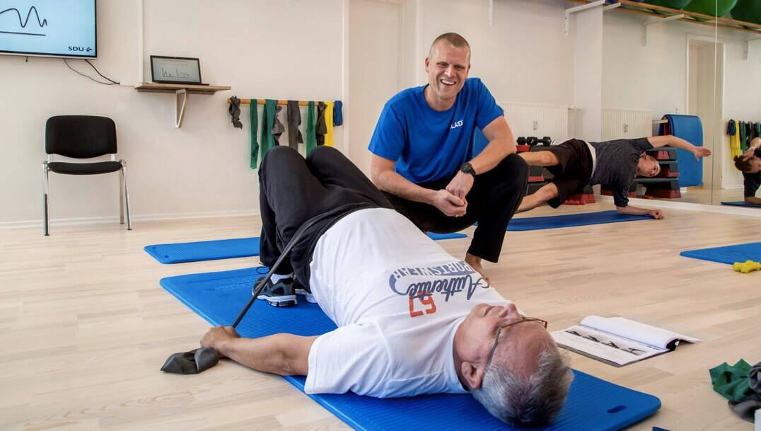 GLA:D® Rücken - Kursangebot: Mann macht Rückenübung
